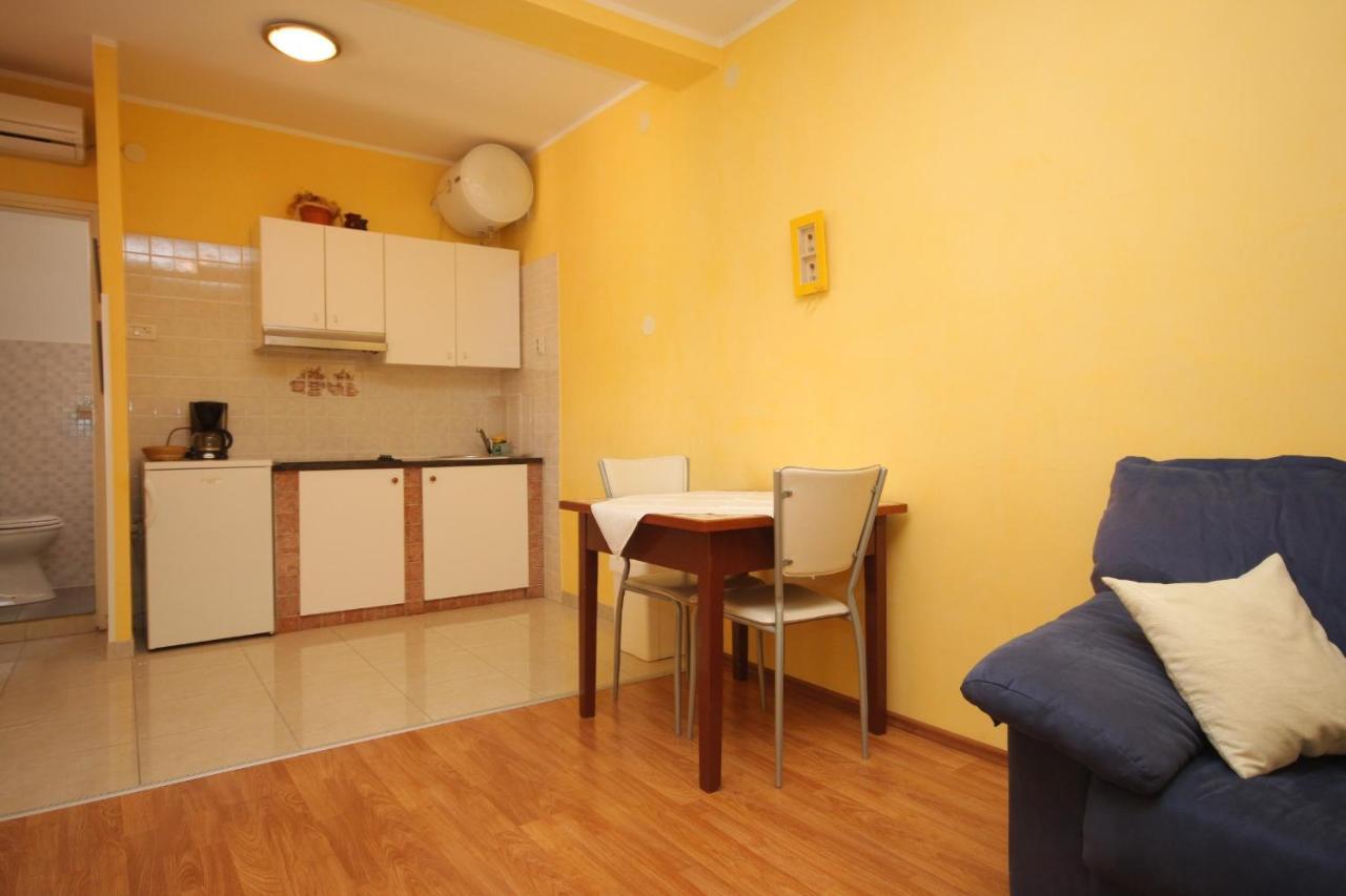 Apartment With A Swimming Pool - 3358