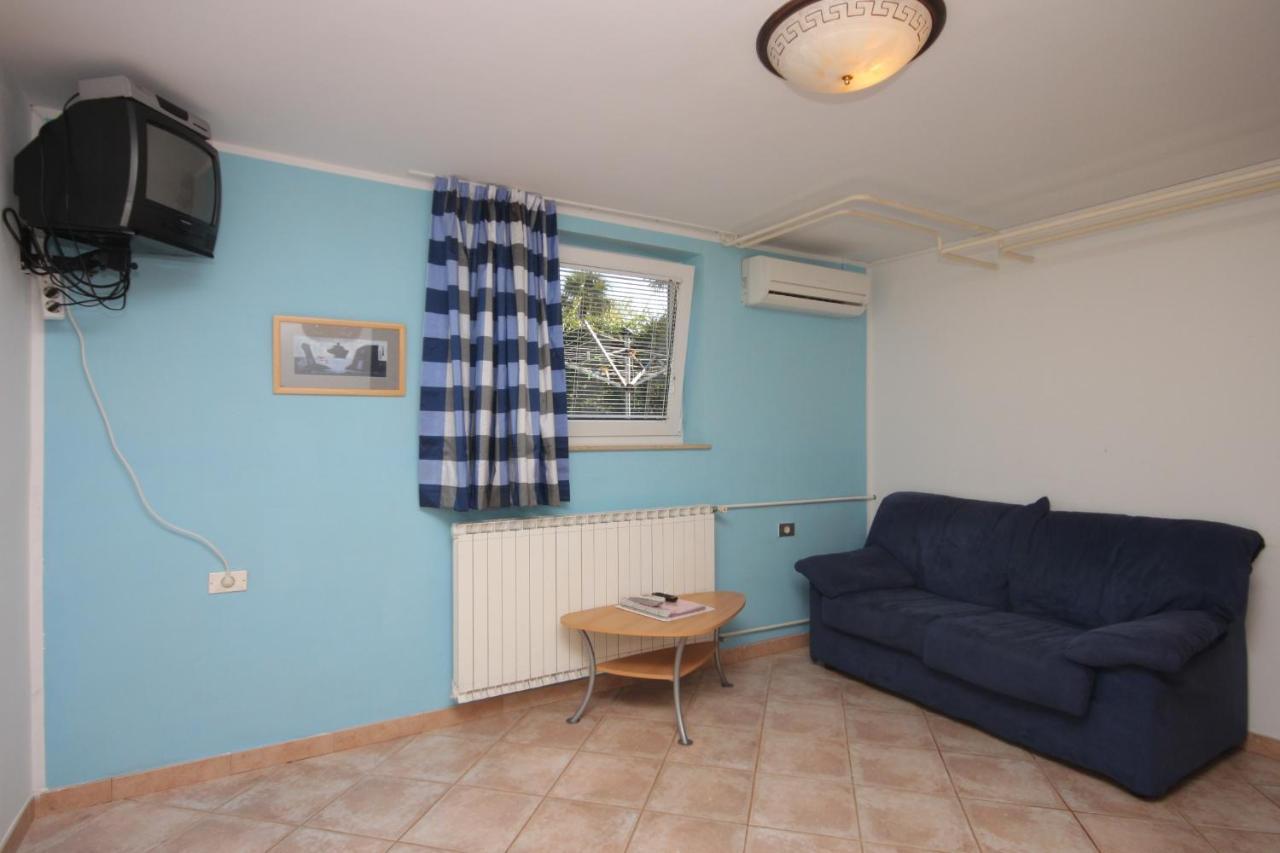 With A Swimming Pool - 3358 Umag