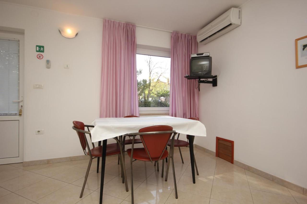 Apartment With A Swimming Pool - 3358 *